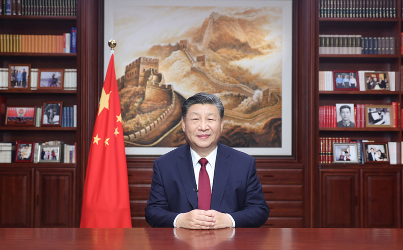 新年前夕，習(xí)近平通過中央廣播電視總臺(tái)和互聯(lián)網(wǎng)，發(fā)表二〇二四年新年賀詞。
