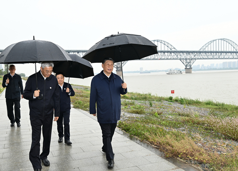 2023年10月10日，習(xí)近平在長(zhǎng)江國(guó)家文化公園九江城區(qū)段考察時(shí)，冒雨沿江堤步行察看沿岸風(fēng)貌。