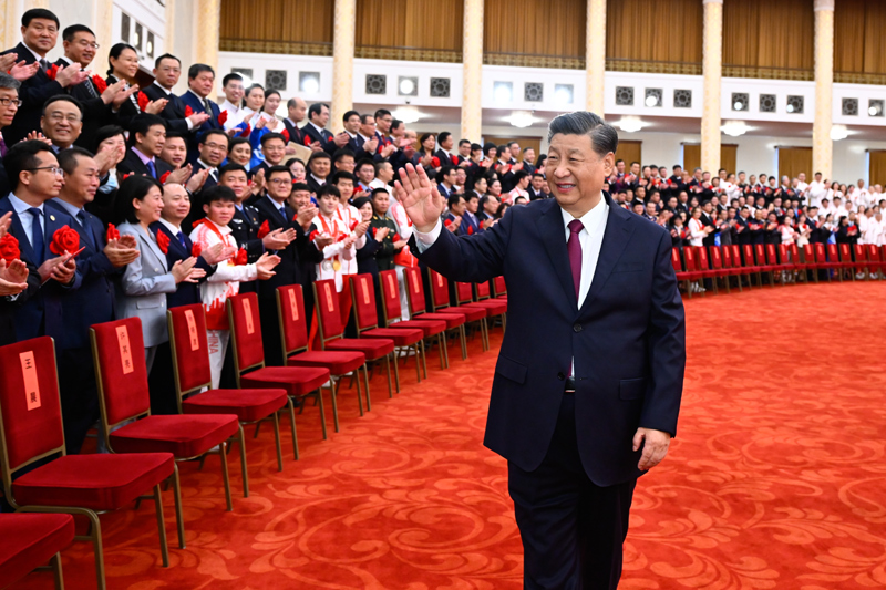 2022年4月8日，北京冬奧會、冬殘奧會總結(jié)表彰大會在北京人民大會堂隆重舉行。會前，習近平等會見北京冬奧會、冬殘奧會突出貢獻集體代表、突出貢獻個人和中國體育代表團成員。