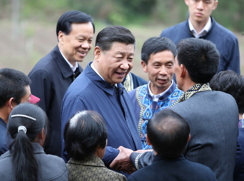 2019年4月15日至17日，中共中央總書記、國(guó)家主席、中央軍委主席習(xí)近平在重慶考察，并主持召開解決“兩不愁三保障”突出問(wèn)題座談會(huì)。這是4月15日下午，習(xí)近平在石柱土家族自治縣中益鄉(xiāng)華溪村同村民親切交流。新華社記者 丁海濤 攝