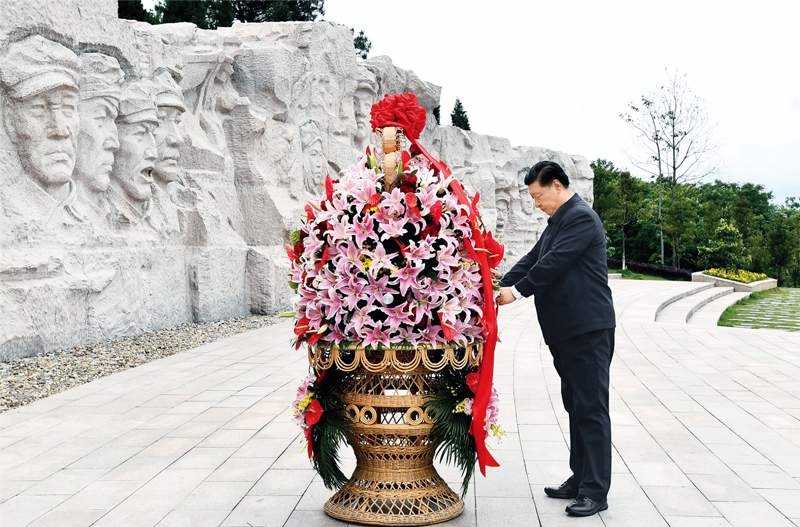 2021年4月25日至27日，中共中央總書記、國家主席、中央軍委主席習(xí)近平在廣西考察。這是25日上午，習(xí)近平在位于桂林市全州縣的紅軍長征湘江戰(zhàn)役紀(jì)念園，向湘江戰(zhàn)役紅軍烈士敬獻(xiàn)花籃。 新華社記者 謝環(huán)馳/攝