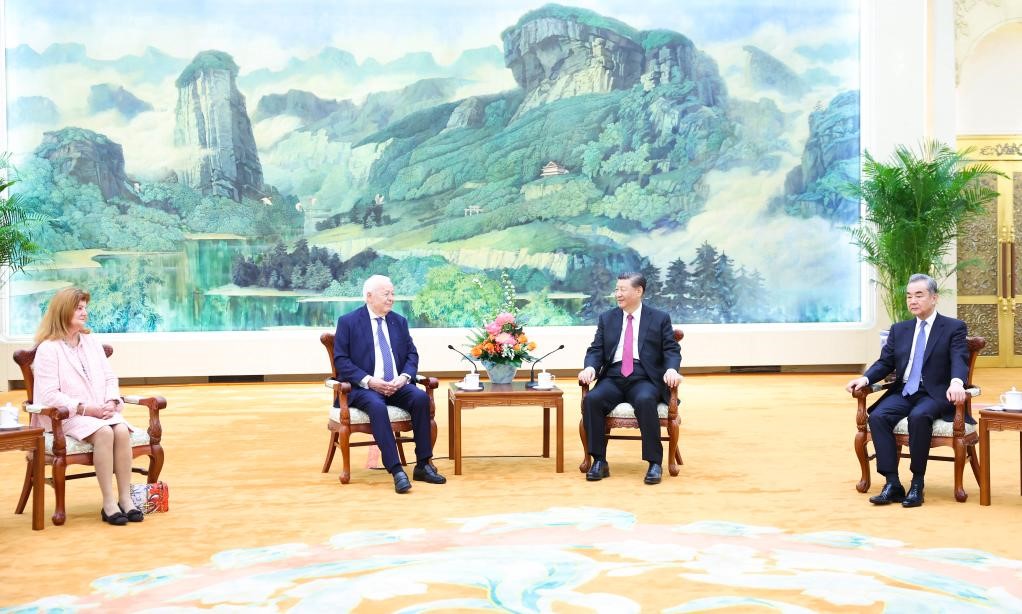 2024年4月8日，國(guó)家主席習(xí)近平在北京人民大會(huì)堂會(huì)見法國(guó)梅里埃基金會(huì)主席梅里埃夫婦。新華社記者 黃敬文 攝