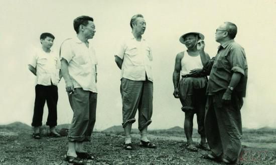 1978年8月，習仲勛（左三）在廣東惠陽農(nóng)村調(diào)研。在清華大學讀書的習近平（左一）利用暑假時間參加社會實踐，隨同父親一起下鄉(xiāng)。