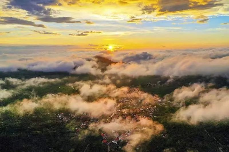 圖為云霧繚繞的軍營(yíng)村，群山盡翠，紅瓦掩映。廈門市委宣傳部供圖